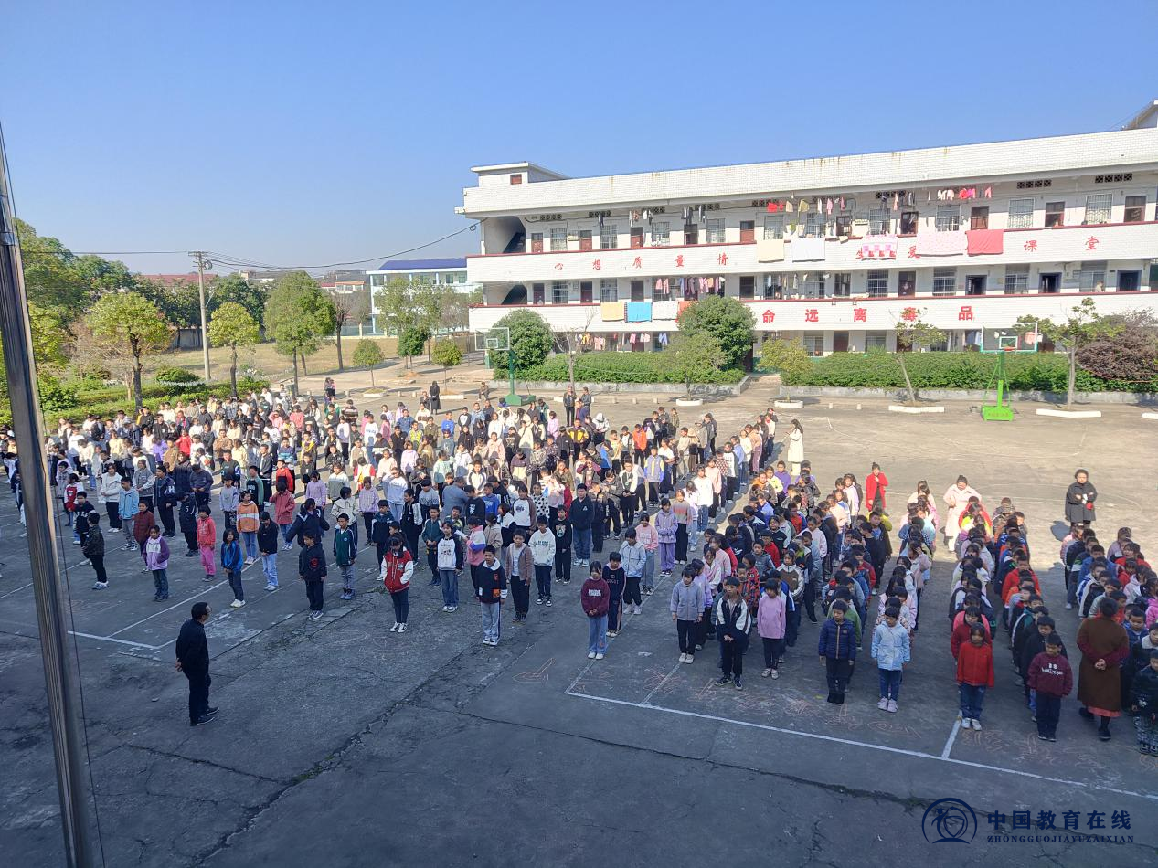 牛马司镇三尚学校举行期中表彰会