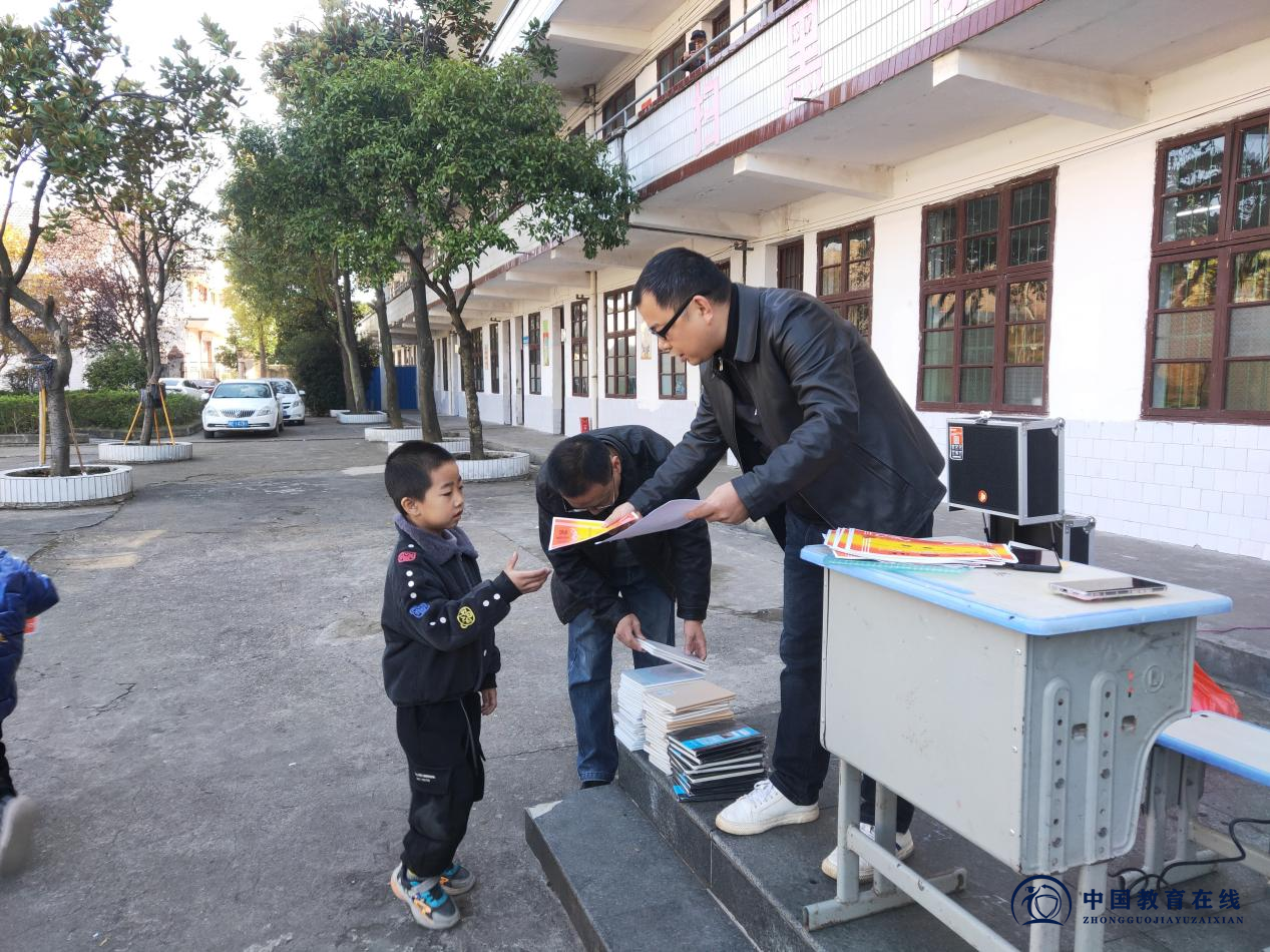 牛马司镇三尚学校举行期中表彰会