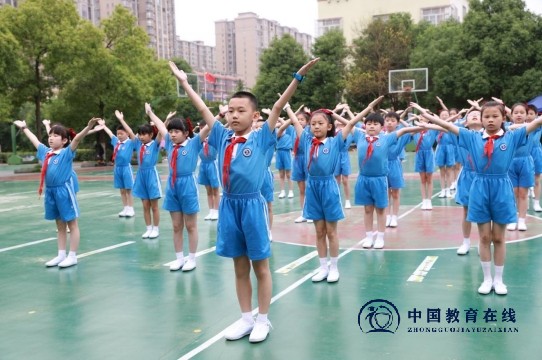 城区二小举行广播操比赛：团结协作，展我风采