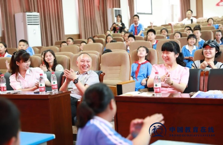 书香二小的成长：你听，夜空的星星会唱歌！