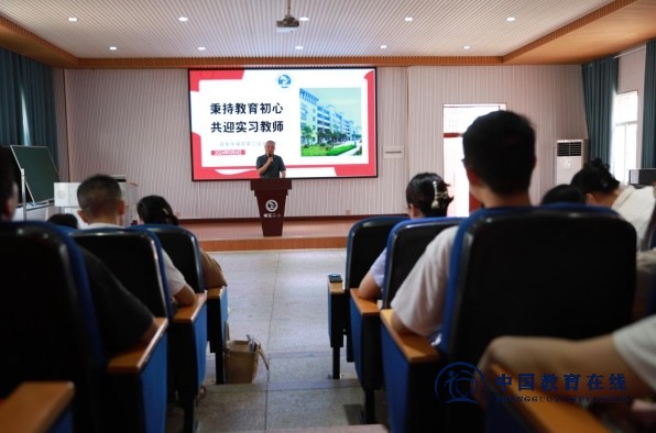 城区二小召开实习教师见面会