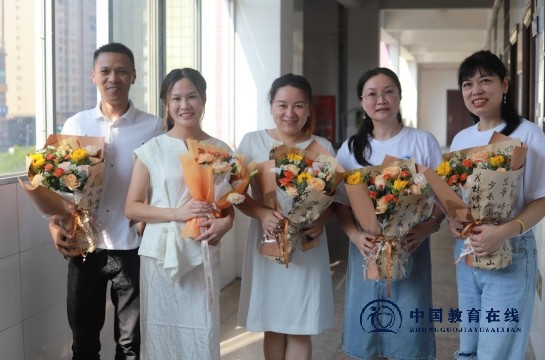 城区二小热烈庆祝第40个教师节