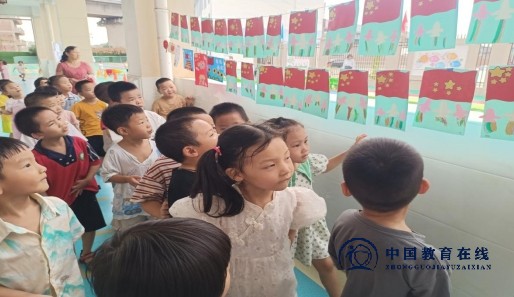 大禾塘中心幼儿园开展“童真迎国庆 红色润童心”活动
