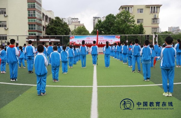 城区二小举行少先队员入队仪式：传承红色基因，争做时代新人