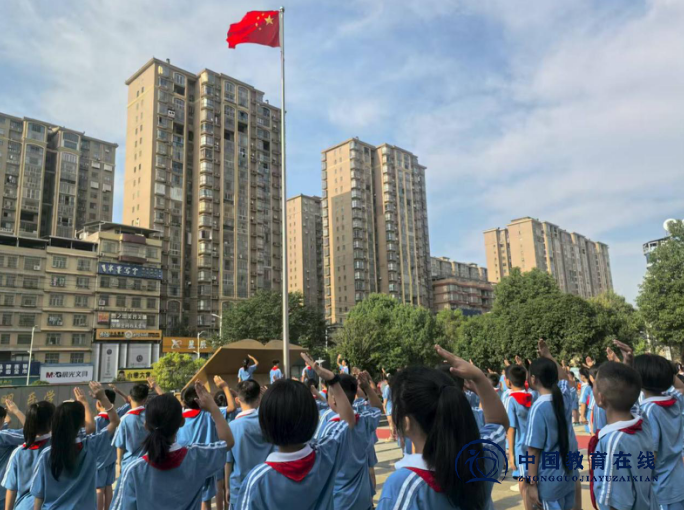 城区二小隆重举行2025年秋季学期开学典礼：铭记历史精神，共筑时代新篇