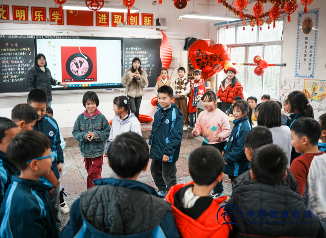 情系师恩 童心绽放——城区二小294班特色班本课程活动展现“五育融合”育人新实践