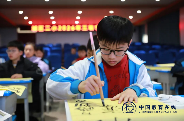 纸间藏风骨，笔韵润少年——城区二小举办三笔字书写大赛